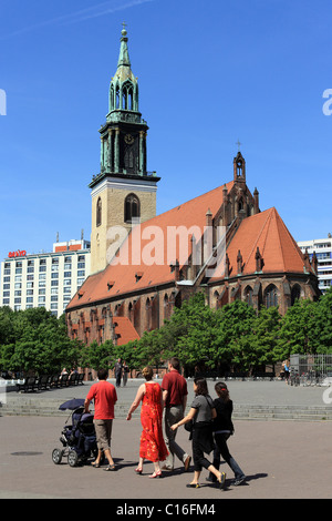 Touristen vor Marienkirche Kirche auf dem Platz der Alexanderplatz in Berlin, Deutschland, Europa Stockfoto