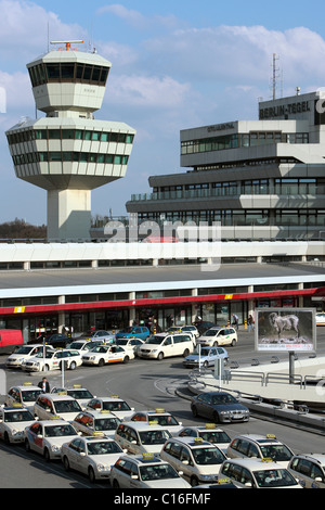 Taxis vor dem Otto Lilienthal Flughafen Berlin Tegel, Berlin, Deutschland, Europa Stockfoto