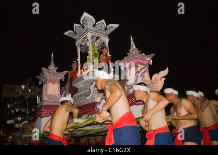 Einige thailändische Männer in traditionellen Kostümen tragen einen Schwimmer während der Loi Krathong Festival Parade in Chiang Mai, Thail Stockfoto