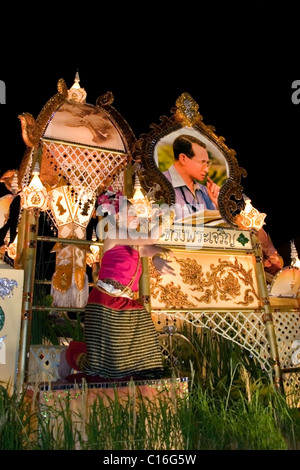 Eine Thai-Frau in einem bunten Kostüm tanzt auf einem Schwimmer auf das Loi Krathong Festival Parade in Chiang Mai, Thailand. Stockfoto