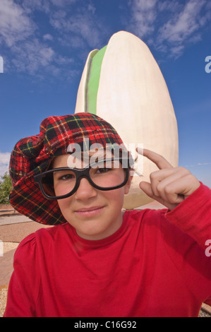 Weltweit größte Skulptur eine Pistazie an McGinns Pistazie Baum Ranch, Arena Blanca Weingut Alamogordo, New Mexico. Stockfoto