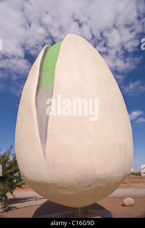 Weltweit größte Skulptur eine Pistazie an McGinns Pistazie Baum Ranch, Arena Blanca Weingut Alamogordo, New Mexico. Stockfoto