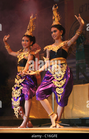 Zwei junge Frauen Tänzer tragen schöne Thai Trachten auf dem Tanzfestival Krabi in Krabi, Thailand. Stockfoto