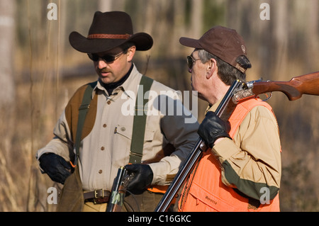 Zwei Upland Vogel Jäger im Gespräch während einer Wachtel Wachtel Jagd in Piney Woods Dougherty County, Georgia Stockfoto