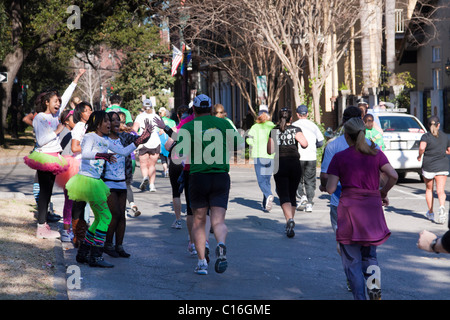 Mädchen geben hohe Fives und Läufer in der New Orleans-Rock'n'Roll-Marathon-Rennen anfeuern Stockfoto