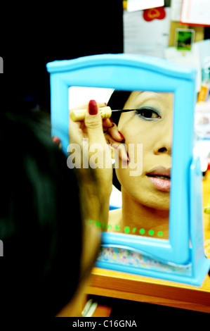 Thai Tänzer und Sänger auf Backup machen, bevor die Show, Bangkok, Thailand Stockfoto