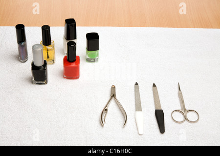 Bild von Manicure Instrumente und eine Menge von Nagellack Stockfoto