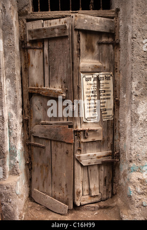 West-Bengalen, Kolkata, Indien, Barabazaar, verblasst, zerrissene Napoléon an alte Holztür angebracht Stockfoto