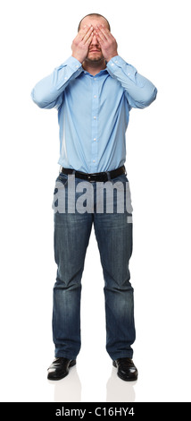 stehender Mann mit Händen auf seine Augen Stockfoto