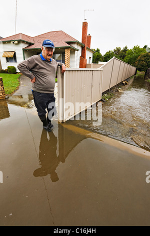 Sturzfluten Sie in der Stadt von Ballarat.A lokalen resident Uhren wie die Wasserstände beginnen zu fallen. Ballarat Victoria Australien Stockfoto