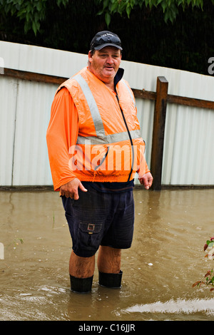 Flash Überschwemmungen in der Stadt von Ballarat Victoria Australia.A Rates Arbeiter bietet Hilfe bei der Häuser zu schützen. Stockfoto