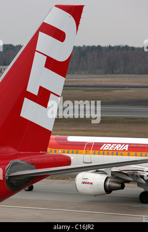 Konkurrenten, Passagierflugzeuge der Fluggesellschaften LTU und Iberia, internationalen Flughafen Berlin-Tegel Otto Lilienthal, Berlin Stockfoto