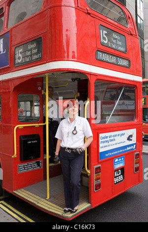 Eine weibliche Dirigent auf der Rückseite des roten Routemaster Bus in London. Stockfoto