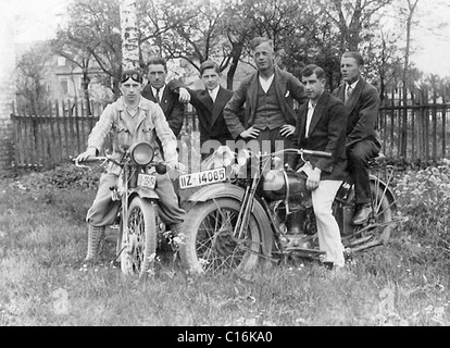 Historisches Foto, Gruppe von Menschen auf einer Harley Stockfoto