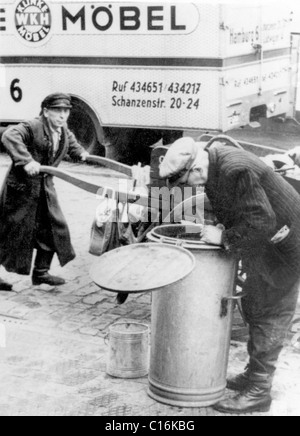 Historisches Foto, Mann Sichten einer Mülltonne Stockfoto