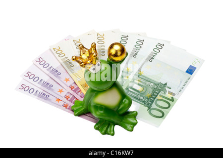 Froschkönig mit einer goldenen Kugel auf aufgefächert Banknoten Stockfoto