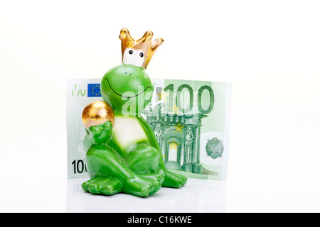 Froschkönig mit einer goldenen Kugel vor einem 100 Euro-Schein Stockfoto