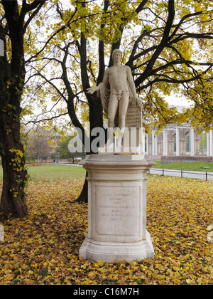 Statue von einem griechischen hellgelbes von Schwanthaler, Hofgarten Park, München, Bayern, Deutschland, Europa Stockfoto