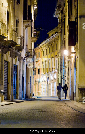 Paar zu Fuß durch das historische Zentrum von Verona, Italien, Europa Stockfoto