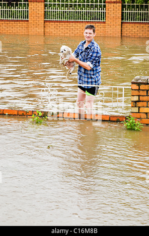 Sturzfluten Sie in der Stadt von Ballarat Victoria Australia.A resident rettet seinen Hund von Hochwasser. Stockfoto