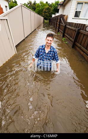 Sturzfluten in der Stadt von Ballarat Victoria Australia.This resident watet aus einem Sturm Wasserabfluss nach dem Öffnen ein Tor. Stockfoto