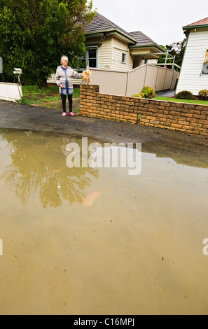 Sturzfluten in der Stadt von Ballarat Victoria Australia.An ältere ansässige Uhren als Hochwasser steigt in einer Straße. Stockfoto