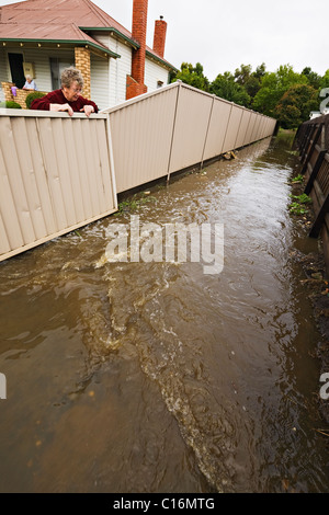 Sturzfluten Sie in der Stadt von Ballarat Victoria Australia.A resident Uhren als Hochwasser das Eigentum bedrohen. Stockfoto