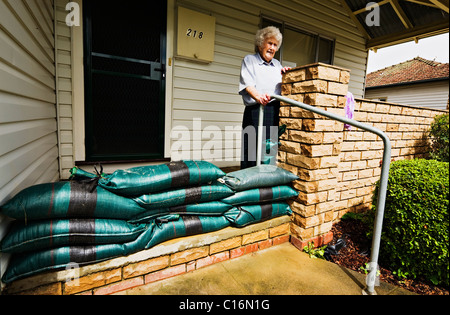 Blitz, die Überschwemmungen in der Stadt von Ballarat Victoria Australia.An ältere Bewohner beobachtete das steigende Hochwasser von ihrer Veranda. Stockfoto