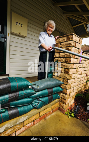 Überschwemmungen in der Stadt von Ballarat Victoria Australia.An ältere Bewohner Flash Uhren das Hochwasser von ihrer Veranda. Stockfoto