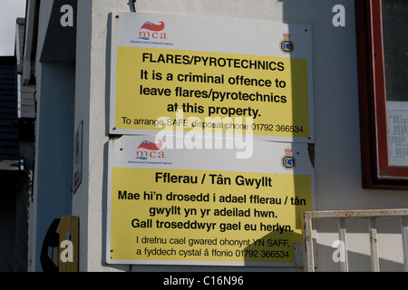 Fackeln/Pyrotechnik Warnschild, Rhossili, Gower, in Walisisch und Englisch Stockfoto