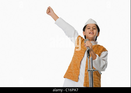 Junge in eine Rede des Politikers-Kostüm Stockfoto