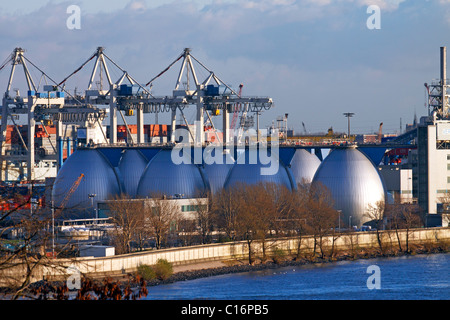 Eiförmige Faultürme, Kattwyk Kläranlagen, Hamburgs größte Kläranlage am Fluss Elbe Hafen, hinten Stockfoto