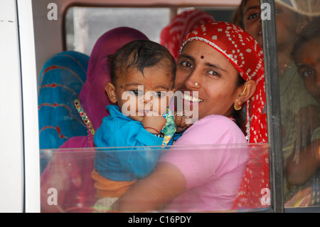 Indische Frau mit einem Kind in einem voll besetzten Auto, in der Nähe von Jodhpur, Rajasthan, Nordindien, Asien Stockfoto