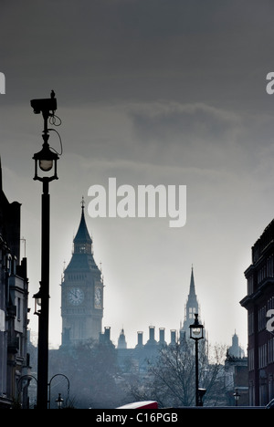 Skyline von London mit Big Ben im Hintergrund und eine Überwachungskamera im Vordergrund Stockfoto