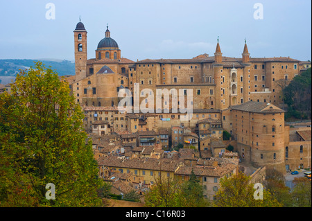 Ansicht der Stadt mit dem Dom und den Palazzo Ducale, Urbino, Marken, Italien, Europa Stockfoto