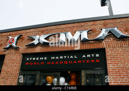 Victoria Beckham nimmt ihren Sohn Cruz für seinen 4. Geburtstag in North Hollywood bei XMA Martial Arts. Los Angeles, Stockfoto