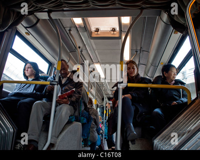 Multi ethnischen Passagiere auf einem Stadtbus in Stockholm Schweden Stockfoto