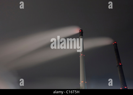 Rauchen Schornsteine eines Kraftwerks in der Nacht Stockfoto