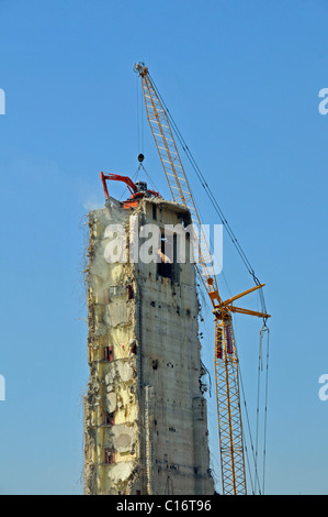 Abriss Bagger auf der alten Kraft-Wärme-Kraft-station Köln-Niehl, Köln, Nordrhein-Westfalen, Deutschland, Europa Stockfoto