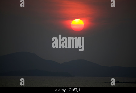 Sonnenuntergang über der Bucht von Pattaya in Thailand Stockfoto