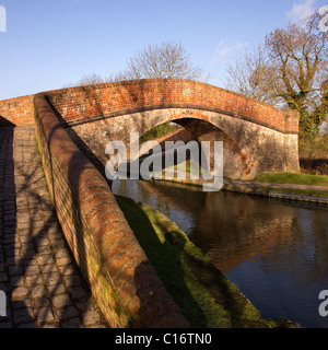 Alten Ziegel Brücke über den Leicester Zweig des Grand Union Canal in der Nähe von foxton Locks Market Harborough, Leicestershire, England, Großbritannien Stockfoto