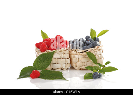 Himbeeren und Heidelbeeren im Bast Körbe Stockfoto