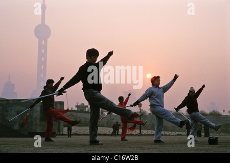 Frauen praktizieren Tai Chi im Morgengrauen in Shanghai, China, Asien Stockfoto