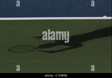 Schatten ein Tennis-Spieler in Aktion Stockfoto