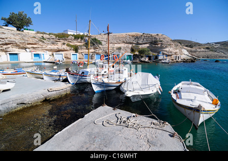 Boote in dem kleinen Fischerdorf Dorf Milos, Kykladen, Griechenland, Europa Stockfoto