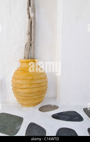 Gelbe Vase hergestellt aus Ton, Mosaik vor einer weißen Wand, Kykladen, Griechenland, Europa Stockfoto