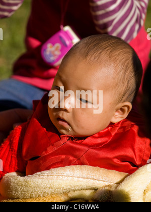 Bhutan Kleinkind bei einem Tsechus (Festival in Bhutan) Stockfoto