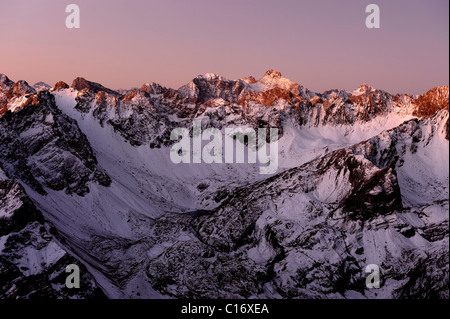 Schneebedeckte Alpengipfel bei Sonnenaufgang, Gramais, Lechtal, Reutte, Tirol, Österreich, Europa Stockfoto