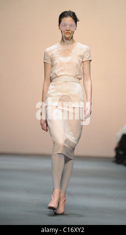 Modell London Fashion Woche Herbst/Winter 2009 - Richard Nicoll - Catwalk London, England - 22.02.09 Stockfoto