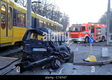 Schweren Verkehrsunfall kollidieren zwei Autos mit einer Straßenbahn in Weilimdorf, Stuttgart, Baden-Württemberg, Deutschland, Europa Stockfoto